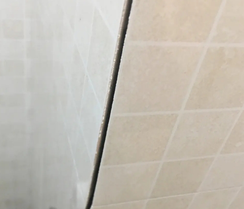 浉河瓷砖空鼓维修公司分享阳台瓷砖脱落的修复过程可以分为以下几个步骤